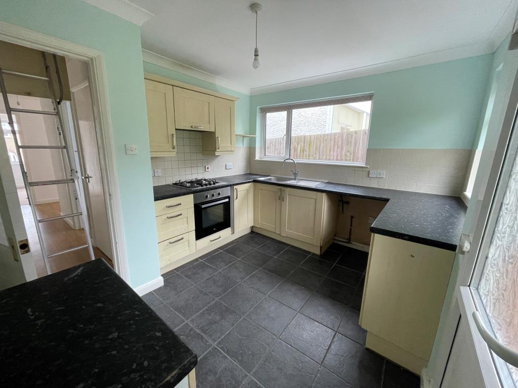 Lot: 106 - DETACHED BUNGALOW FOR IMPROVEMENT - Kitchen with fitted units and access to garden